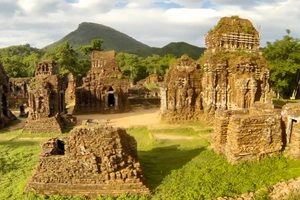 Khu du lịch Mỹ Sơn bắt đầu đón khách trở lại.