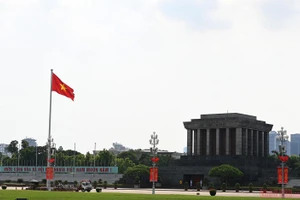 Quốc kỳ tung bay trên Quảng trường Ba Đình lịch sử - nơi cách đây 75 năm Chủ tịch Hồ Chí Minh đọc bản Tuyên ngôn độc lập.
