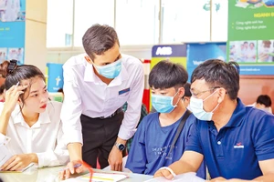 Thí sinh nộp hồ sơ xét tuyển tại Trường ÐH Công nghệ TP Hồ Chí Minh. 