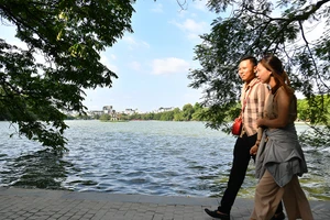 Hồ Hoàn Kiếm “thay” áo mới