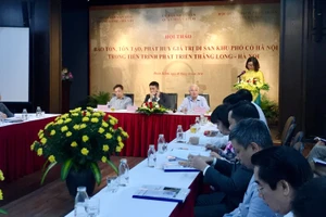 Các đại biểu thảo luận về những biện pháp bảo tồn, phát huy giá trị phố cổ Hà Nội