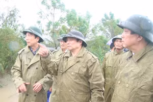 Đồng chí Phạm Minh Chính cùng lãnh đạo tỉnh Quảng Trị kiểm tra tình hình lũ lụt tại huyện Hải Lăng chiều 16-10 (Ảnh: Quang Huy).