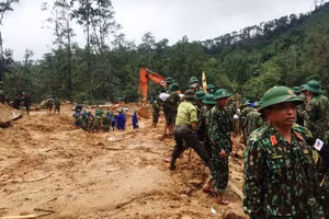 Các lực lượng cứu hộ cứu nạn tích cực tìm kiếm những người mất tích tại hiện trường khu vực Tiểu khu 67, Trạm Kiểm lâm sông Bồ.