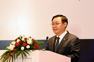 Đồng chí Vương Đình Huệ, Ủy viên Bộ Chính trị, Bí thư Thành ủy phát biểu ý kiến tại buổi tọa đàm.