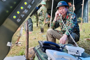 Thông tin từ hiện trường với Sở chỉ huy tiền phương trung ương được diễn ra liên tục. (Ảnh: Nhóm PV Báo Quảng Nam)