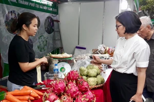 Người tiêu dùng tham quan, mua sắm tại Tuần hàng trái cây, nông sản các tỉnh, thành phố tại TTTM Mipec Long Biên.