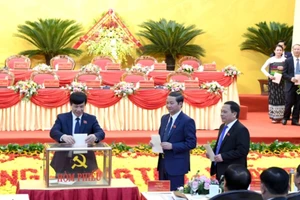 Các đại biểu bầu cử tại đại hội.