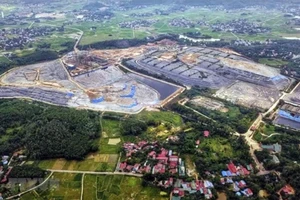 Bãi rác Nam Sơn. Ảnh: TTXVN