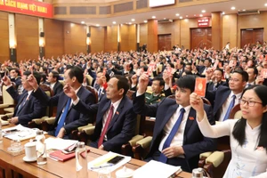 Các đại biểu biểu quyết thông qua Nghị quyết Đại hội nhiệm kỳ 2020-2025.