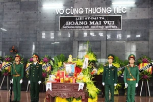 Quân lễ thường trực bên liệt sĩ Hoàng Mai Vui.