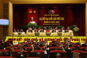 Biểu quyết thông qua Nghị quyết Đại hội.