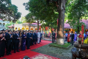 Đoàn đại biểu Thành uỷ, HĐND, UBND, Uỷ ban MTTQ thành phố Hà Nội dâng hương tại Điện Kính Thiên trong khu di tích Hoàng thành Thăng Long.