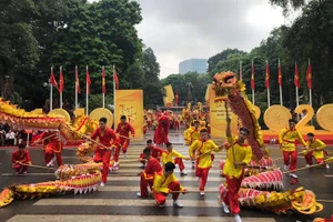 Các chương trình biểu diễn múa rồng tạo nên không khí lễ hội tưng bừng ở trung tâm Thủ đô.