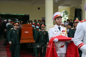 Lễ truy điệu 13 cán bộ, chiến sĩ đã hy sinh ở khu vực thủy điện Rào Trăng 3 được tổ chức trọng thể tại Nhà tang lễ Bệnh viện 268. (Ảnh: TTXVN) 