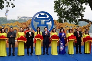 Các đồng chí lãnh đạo thành phố và các đại biểu cắt băng khai mạc triển lãm. (Ảnh: DUY LINH)