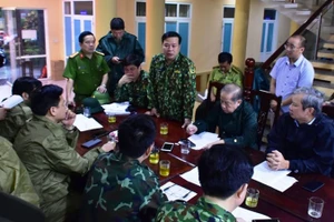 Lãnh đạo Quân khu 4, tỉnh Thừa Thiên Huế và các lực lượng chức năng họp bàn phương án cứu hộ, cứu nạn. Ảnh: BÌNH MINH