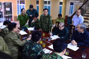 Lãnh đạo Quân khu 4, tỉnh Thừa Thiên Huế và các lực lượng chức năng họp bàn phương án cứu hộ, cứu nạn. Ảnh: BÌNH MINH