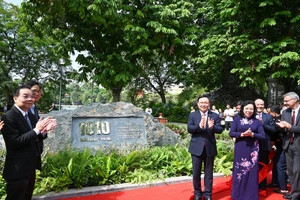 Các đồng chí lãnh đạo thành phố thực hiện nghi thức Khánh thành công trình cải tạo, chỉnh trang khu vực xung quanh hồ Hoàn Kiếm.