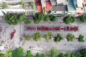 Dòng chữ "1010 Thăng Long - Hà Nội" dài hàng trăm mét xuất hiện vào sáng sớm.