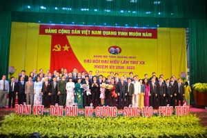 Đồng chí Võ Văn Thưởng, Ủy viên Bộ Chính trị, Trưởng Ban Tuyên giáo T.Ư và đồng chí Nguyễn Hòa Bình, Bí thư T.Ư Đảng, Chánh án Tòa án nhân dân tối cao tặng hoa chúc mừng BCH Đảng bộ tỉnh Quảng Ngãi khóa 20, nhiệm kỳ 2020-2025.