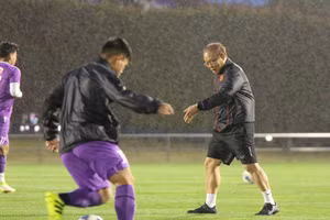 Buổi tập đầy mưa gió của đội tuyển Việt Nam trên sân Saitama. (Ảnh: VFF)