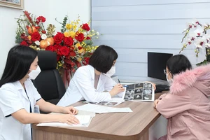 Bác sĩ tư vấn cho sản phụ. 