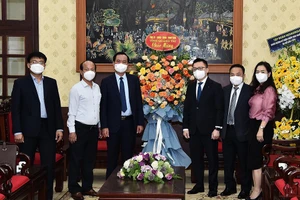 Chủ tịch UBND tỉnh Quảng Trị Võ Văn Hưng tặng hoa chúc mừng Báo Nhân Dân nhân kỷ niệm 71 năm Ngày Báo ra số đầu. Ảnh: THỦY NGUYÊN