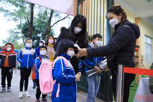 Học sinh Trường tiểu học Vân Canh, huyện Hoài Đức, Hà Nội đi học trở lại trung tuần tháng 2/2022. (Ảnh: Thành Đạt)
