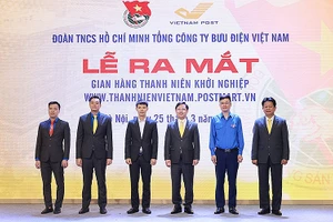 Đại diện Trung ương Đoàn, Tổng công ty Vietnam Post tại buổi Lễ ra mắt “Gian hàng thanh niên khởi nghiệp trên sàn thương mại điện tử thanhnienvietnam.postmart.vn”.