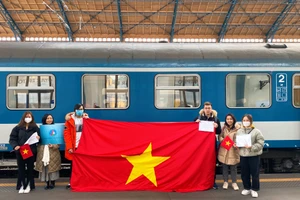 Tấm quốc kỳ thiêng liêng trở thành “điểm tụ” cho tất cả những người con xa xứ. (ẢNH: HỘI SINH VIÊN VIỆT NAM TẠI HUNGARY)