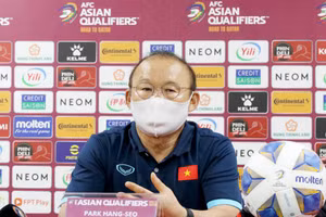 HLV Park Hang-seo trả lời phỏng vấn sau lượt về gặp Oman. (Ảnh: VFF)