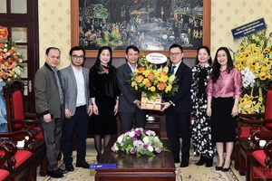 Lãnh đạo Hội Nhà báo Việt Nam chúc mừng Báo Nhân Dân nhân kỷ niệm 71 năm Ngày Báo ra số đầu. Ảnh: THỦY NGUYÊN