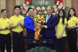 Chủ tịch nước Nguyễn Xuân Phúc gặp mặt gương mặt trẻ Việt Nam tiêu biểu năm 2021
