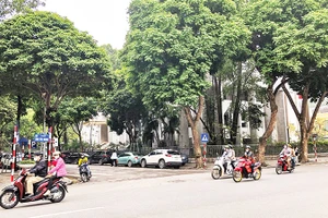 Khu vực dự kiến xây dựng nhà ga C9 nằm bên dưới đường Đinh Tiên Hoàng phía trước Tổng công ty Điện lực Hà Nội và trụ sở HĐND-UBND thành phố Hà Nội. (Ảnh: NGỌC MAI)