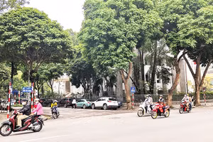 Khu vực dự kiến xây dựng nhà ga C9 nằm bên dưới đường Đinh Tiên Hoàng phía trước Tổng công ty Điện lực Hà Nội và trụ sở HĐND-UBND thành phố Hà Nội. (Ảnh: NGỌC MAI)