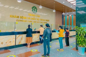 Bệnh nhân đi khám hậu Covid-19 tại Bệnh viện Bạch Mai.