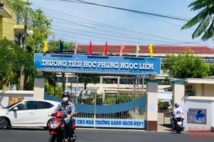 Trường tiểu học Phùng Ngọc Liêm (TP Bạc Liêu) chính thức dừng học trực tiếp từ ngày 7/3. Ảnh chụp chiều 4/3. (Ảnh Trọng Duy). 