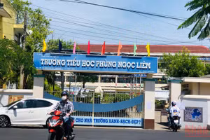Trường tiểu học Phùng Ngọc Liêm (TP Bạc Liêu) chính thức dừng học trực tiếp từ ngày 7/3. Ảnh chụp chiều 4/3. (Ảnh Trọng Duy). 