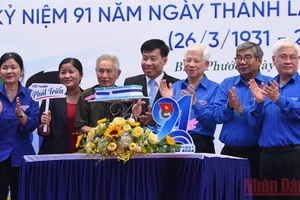 Cán bộ Đoàn qua các thời kỳ chụp ảnh lưu niệm.