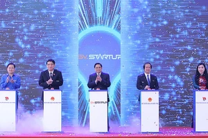 Thủ tướng Chính phủ Phạm Minh Chính và đại diện các bộ, ban, ngành, đoàn thể ấn nút khai mạc Ngày hội Khởi nghiệp quốc gia của học sinh, sinh viên lần thứ IV.