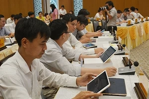 Thử nghiệm Hệ thống thông tin phục vụ họp và xử lý công việc của Chính phủ (e-Cabinet) tại VPCP. Ảnh: HOÀNG ANH.