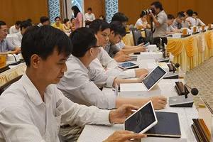 Thử nghiệm Hệ thống thông tin phục vụ họp và xử lý công việc của Chính phủ (e-Cabinet) tại VPCP. Ảnh: HOÀNG ANH.