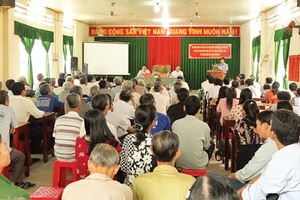 Buổi đối thoại giữa lãnh đạo Huyện ủy Hồng Ngự (Đồng Tháp) với nhân dân.