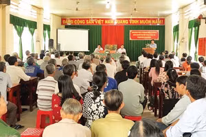 Buổi đối thoại giữa lãnh đạo Huyện ủy Hồng Ngự (Đồng Tháp) với nhân dân.