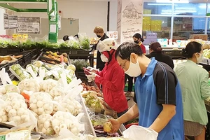 Trong thời gian qua, nguồn cung cấp hàng hóa phục vụ nhân dân luôn được bảo đảm. Ảnh: LAM ANH
