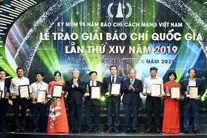 Thủ tướng Nguyễn Xuân Phúc và đồng chí Trần Quốc Vượng, Ủy viên Bộ Chính trị, Thường trực Ban Bí thư trao giải A cho các tác giả, nhóm tác giả có tác phẩm đoạt giải. Ảnh: TRẦN HẢI