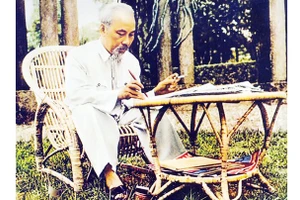 Chủ tịch Hồ Chí Minh làm việc tại Phủ Chủ tịch. Ảnh tư liệu