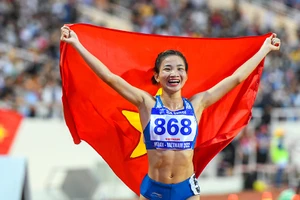 Nguyễn Thị Oanh sau khi phá kỷ lục SEA Games ngay lập tức ôm cờ Tổ quốc chạy quanh sân.