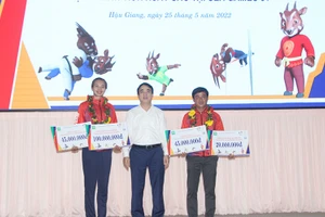 Thưởng nóng cho các vận động viên, huấn luyện viên.