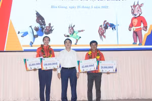 Thưởng nóng cho các vận động viên, huấn luyện viên.